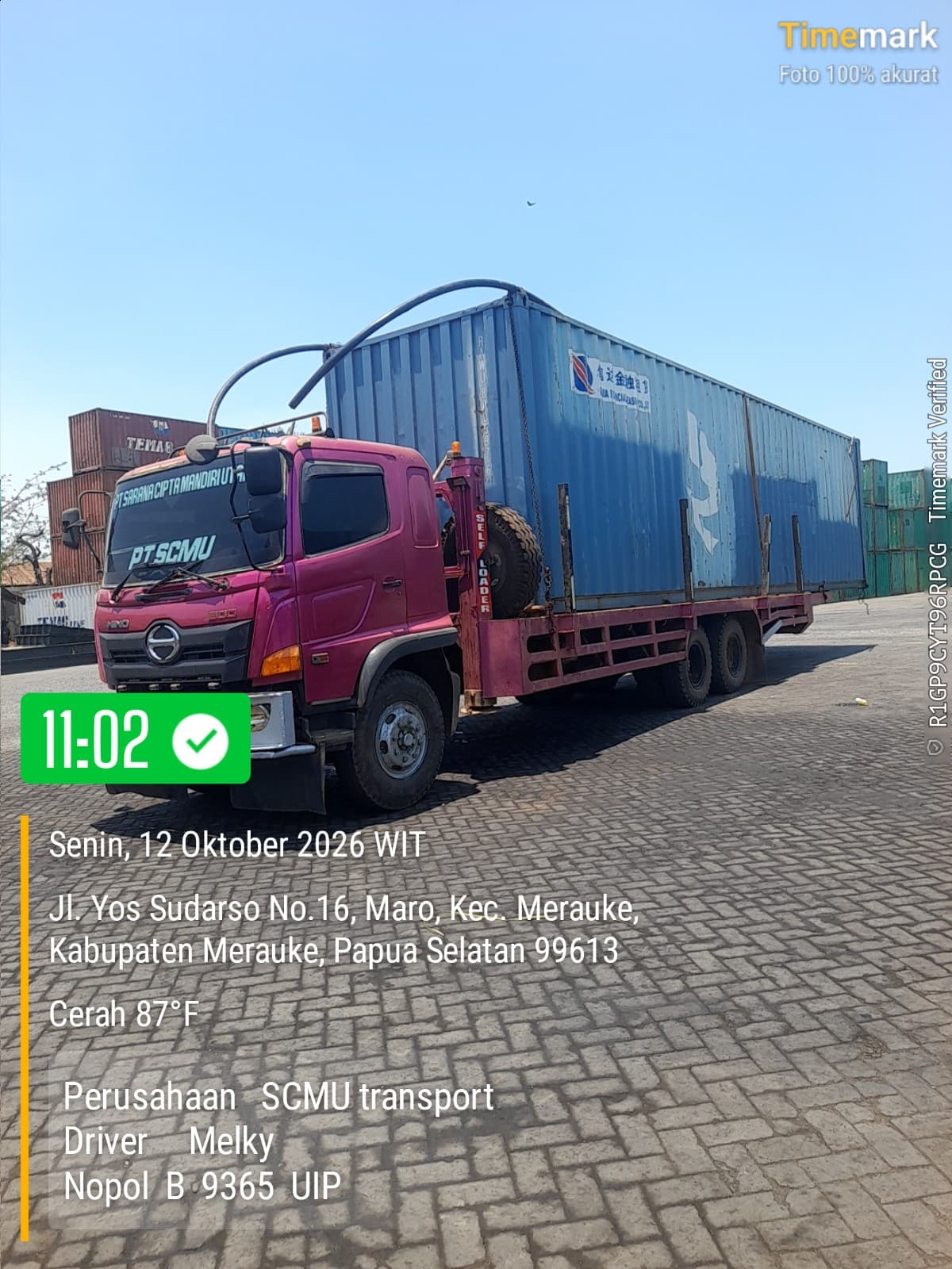 Truk SCMU mengangkut kontainer menuju lokasi proyek di Jagebob