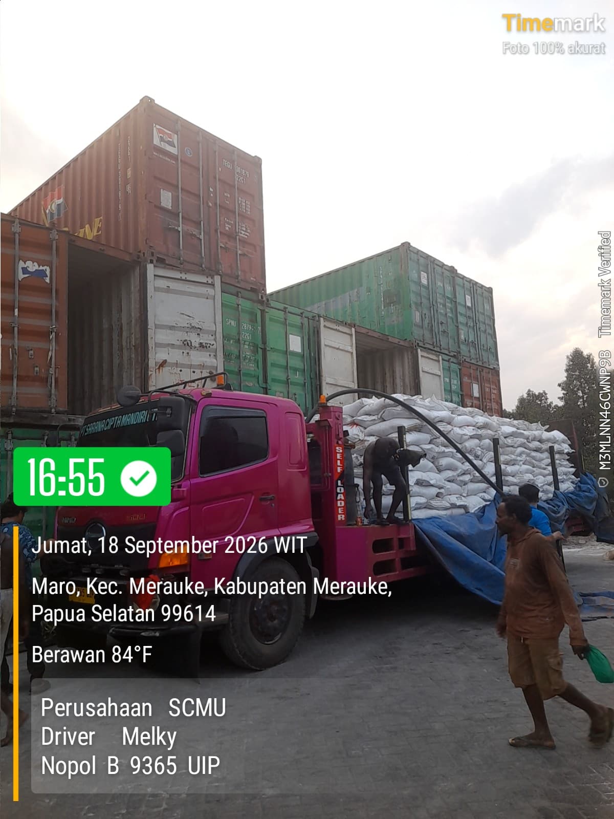 Pekerja menurunkan muatan karung dari truk SCMU di lokasi proyek