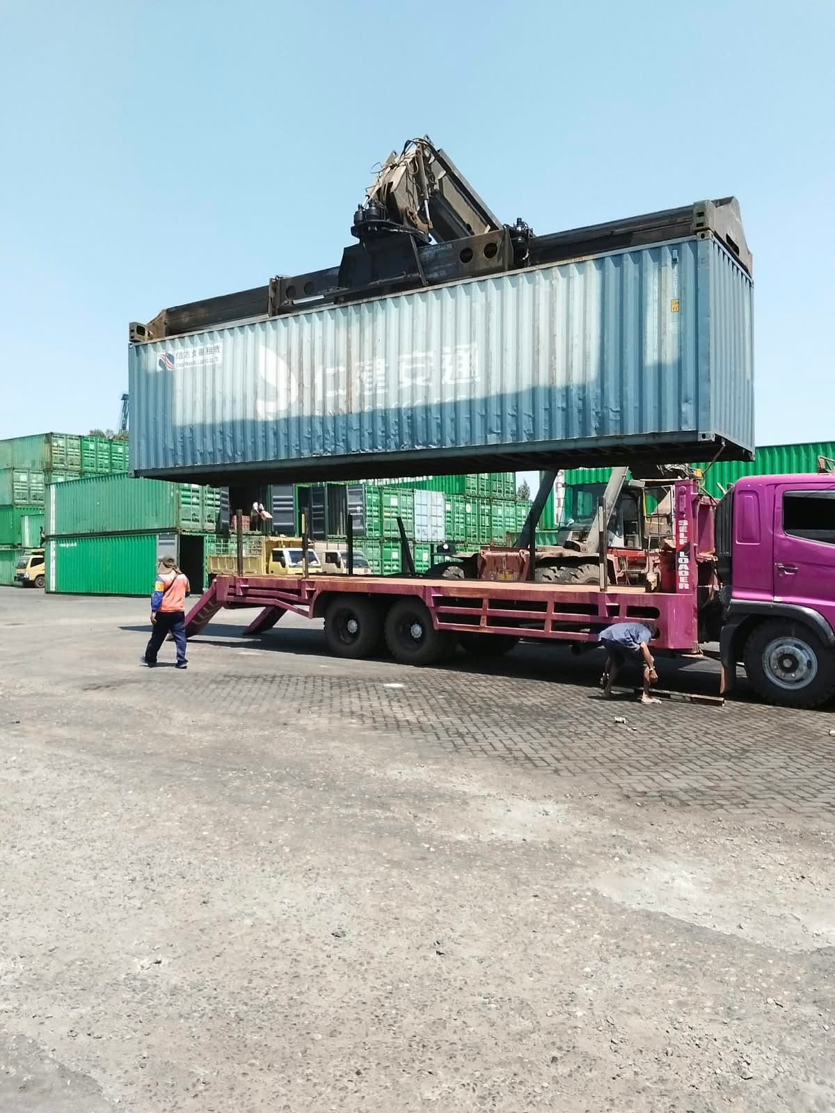 Kontainer diangkat untuk ditempatkan di atas armada self loader SCMU