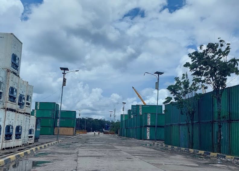 Deretan kontainer di area penumpukan