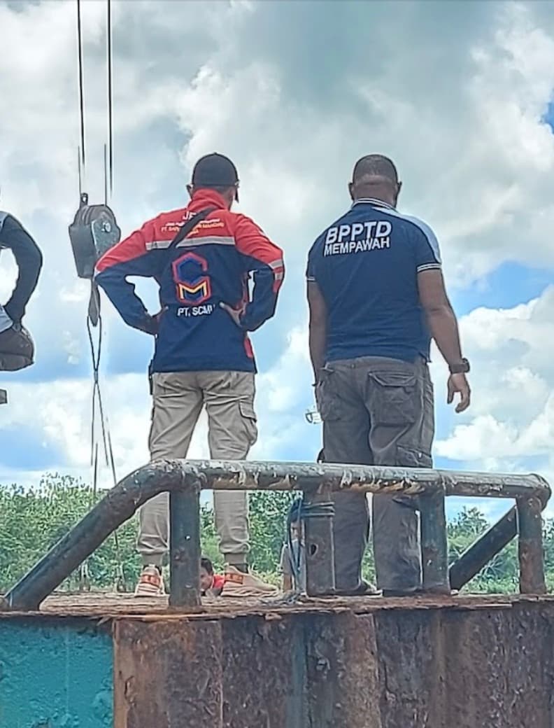 Petugas mengawasi kegiatan operasional di dermaga