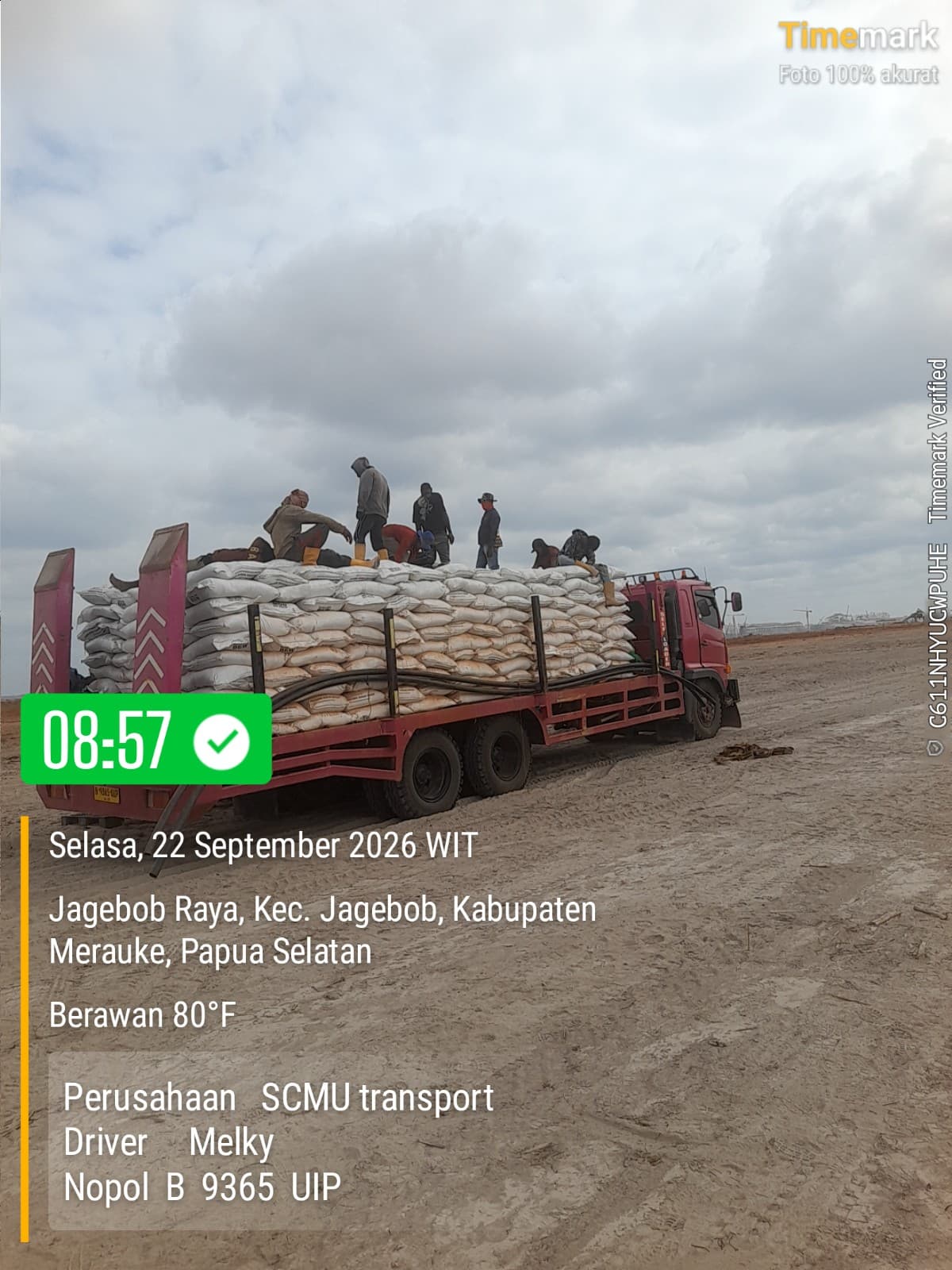 Tim lapangan bekerja di atas truk bermuatan karung di Jagebob