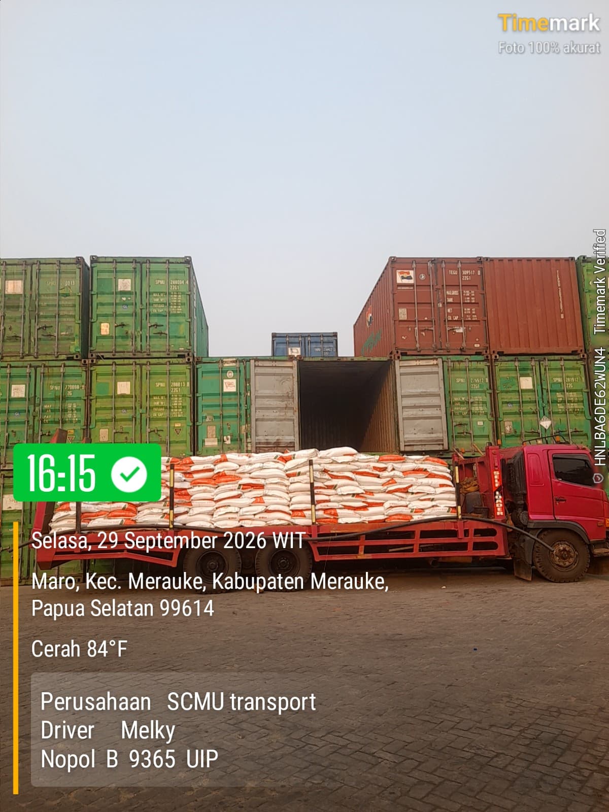 Truk SCMU terisi penuh dengan muatan karung di area depo