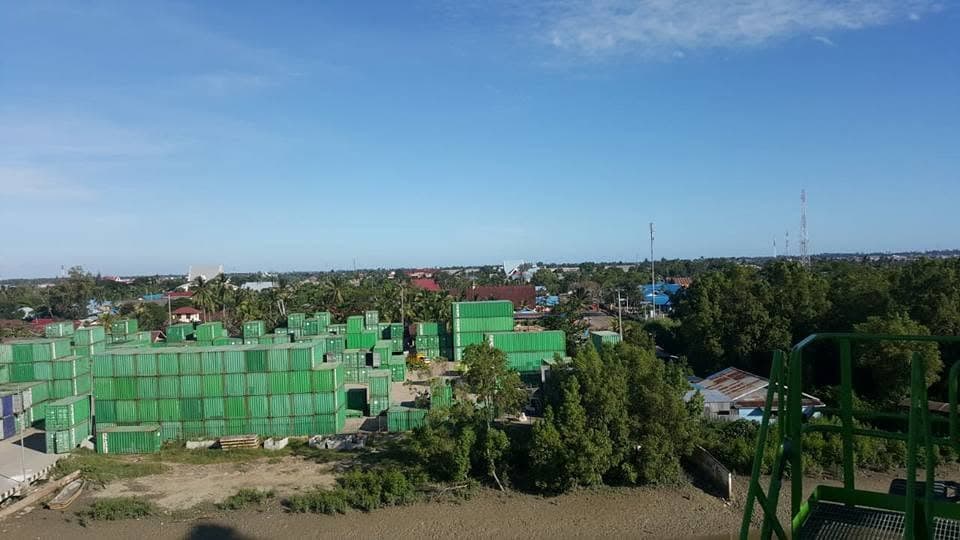 Deretan kontainer tersusun di area depo dekat kawasan permukiman