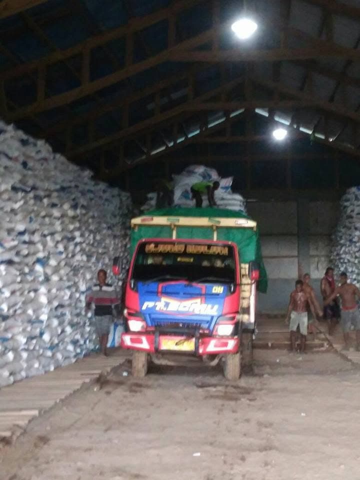 Truk berada di dalam gudang untuk proses pemuatan barang kemasan